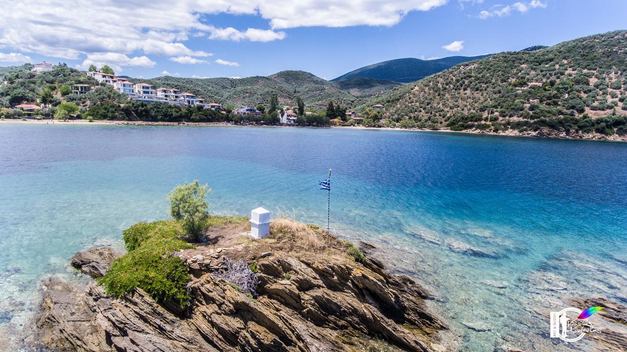 Delfinario Hotell Pteleós Exteriör bild